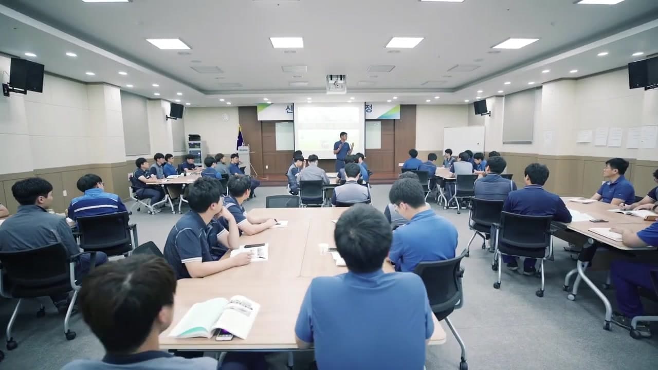 교육에 참여하고 있는 수산인더스트리 구성원들